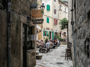 terrasse-restaurant-rue-centre-kotor-montenegro
