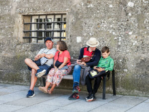 touristes-banc-place-salzburg-autriche