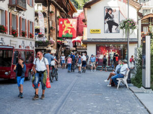 touristes-rue-zermatt-suisse