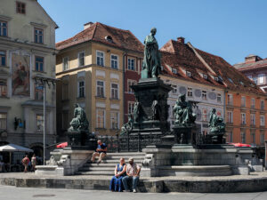 touristes-statues-bronze-hauptplaz-graz-autriche