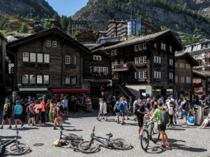 velo-promeneurs-rue-zermatt-suisse