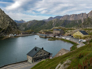 vue-ensemble-lac-col-grand-saint-bernard-suisse