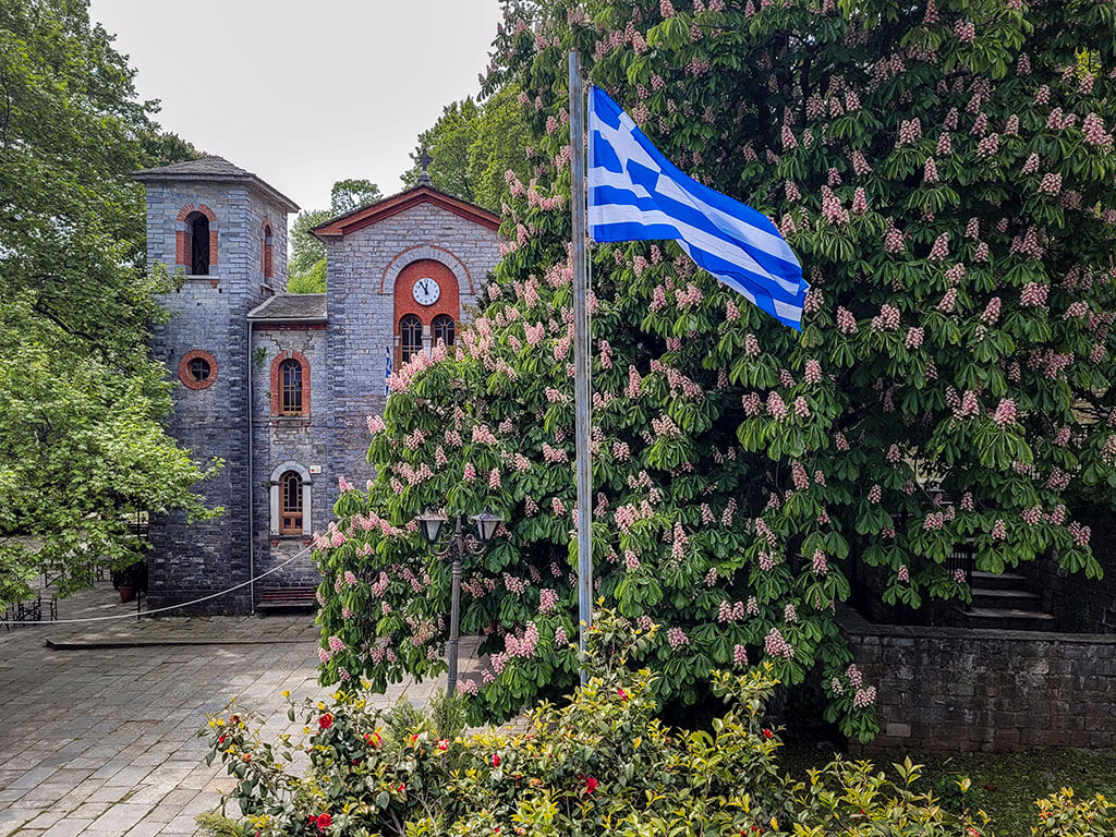 Drapeau grec devant l'église Paraskevi dans le village de Tsagarada dans le Pélion en Grèce