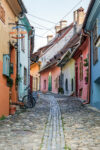 Façades colorées d'une rue du centre ancien de Sighisoara en Roumanie