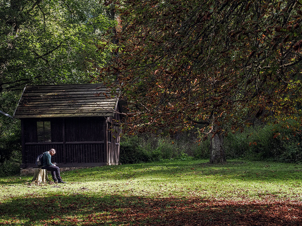 Homme assis dans la vallée de Szalajka à Szilvasvarad en Hongrie