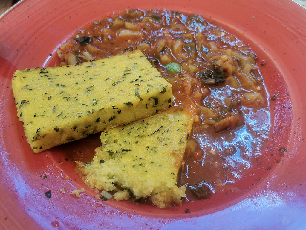 Plat coloré dans une assiette