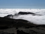 Lever de soleil sur une mer de nuages dans les monts Bucegi en Roumanie