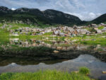 Reflet du village de Prokosko dans son lac au pied des montagnes