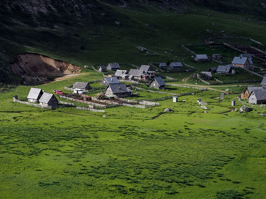Pâturage autour du village de Prokosko en Bosnie 