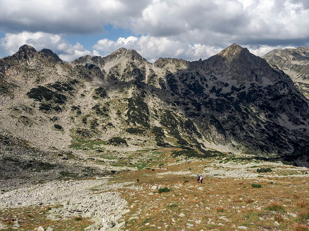 Randonneurs sur les pentes du pic Django dans le massif du Pirin en Bulgarie
