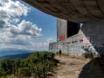 Visiteur se promenant autour du monument Bouzloudja en Bulgarie