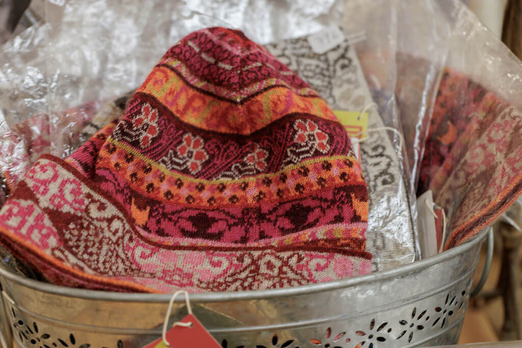 Bonnet de la boutique de laine d'alpaga de François-Xavier Barbieux à Goulles en Corrèze