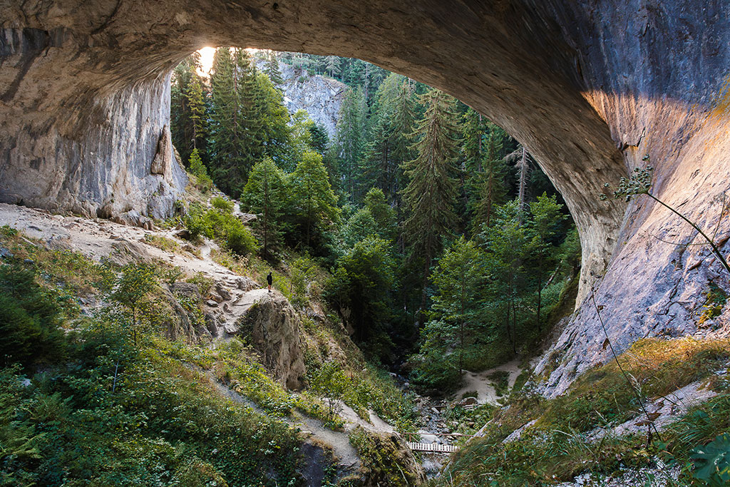 Un homme sous un "pont merveilleux" des Rhodopes en Bulgarie