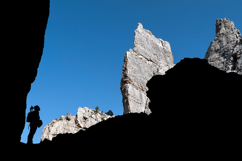 Randonneuse aux pieds de rochers imposants en montagne