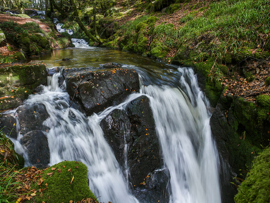 Le ruisseau de Mazaleyrat et la  cascade de la Tine près du village de Pradines en Corrèze