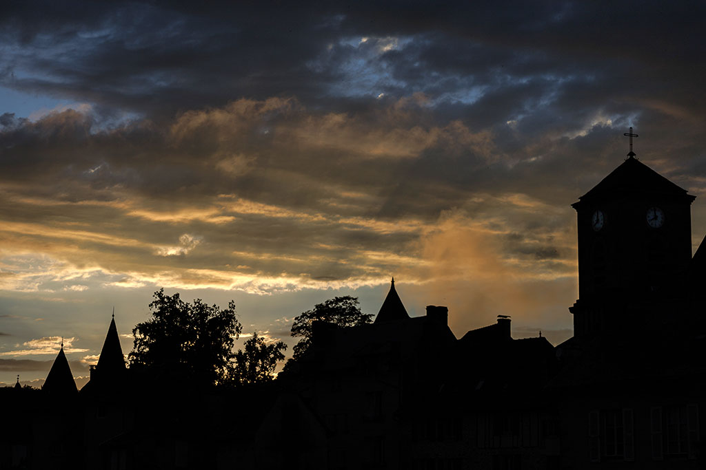 Silhouette du village d'Argentat sur Dordogne au coucher du soleil