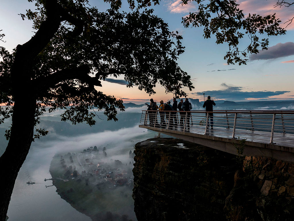 Visiteurs et photographes sur une plateforme au dessus du Rhin en Allemagne