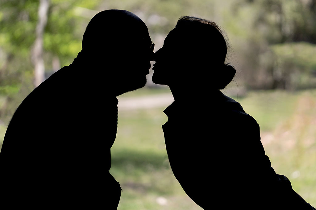 Silhouette d'un couple amoureux en train de s'embrasser