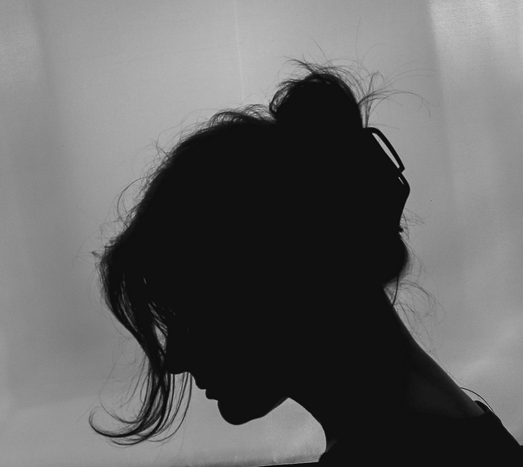 Silhouette d'une femme aves des cheveux longs attachés