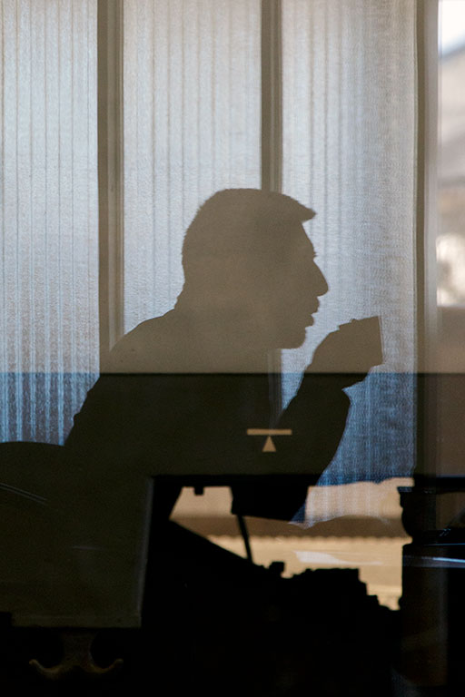 Silhouette d'un homme en train de boire un café dans un bar